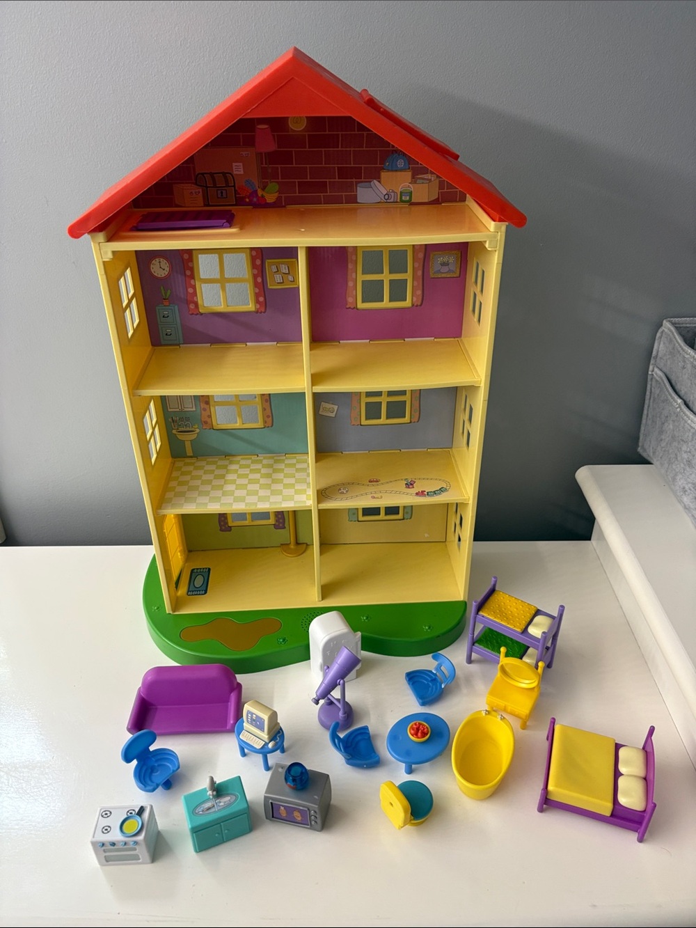 Peppa Pig Lights & Sounds Family Home playset